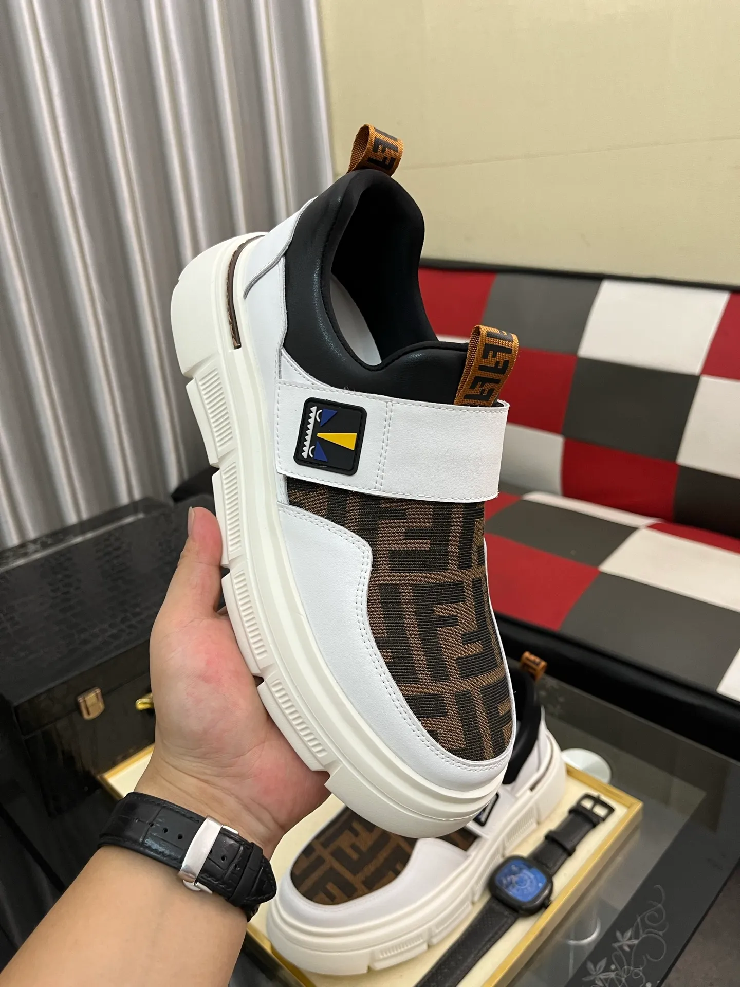 Men's Men's Shoes💰420⌚️⌚️[FENDI] Fendi's classic and comfortable men's, this complex sneaker is made of soft calfskin➕genuine leather lining➕original ultra-light rubber material with rough outsole. This unique light style is suitable for the casual and refined sensibility of this season. It is comfortable and natural on the feet. It is an everyday style for casual travel in autumn and winter! Code number: 38−443️⃣Colors available